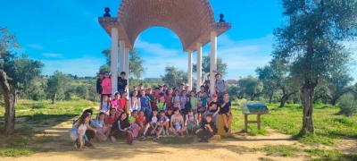 600 alumnos del Colegio Infanta Leonor de Tomares participan en una marcha saludable por el parque Olivar del Zaudín