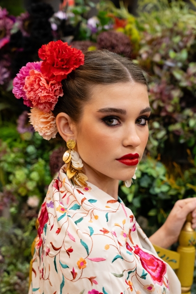 Blanco Azahar innova con claveles de tacto y colores naturales en su colección floral Flamenca 2024