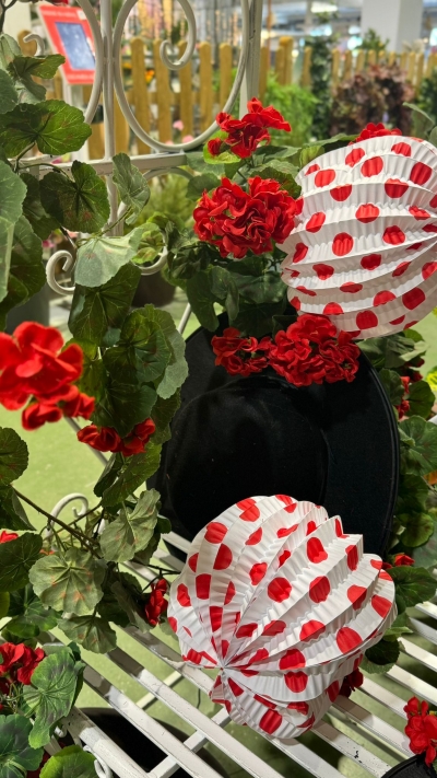 Plasticosur bate récord de venta de farolillos para una feria que se decanta por los blanco y rojo y por el color albero