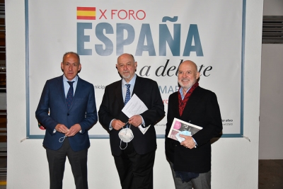 Juan Eslava Galán ha señalado que los principales males de la democracia española son el sistema de voto, el estado de las autonomías y las listas cerradas