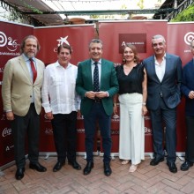 Javier Fernández reivindica la cercanía de la prensa local al ciudadano en el 26º aniversario de 'Centro Histórico'.