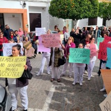 Las trabajadoras del Servicio de Ayuda a Domicilio de Villanueva del Ariscal se concentran ante el Ayuntamiento por impagos y falta de actualización del coste/hora