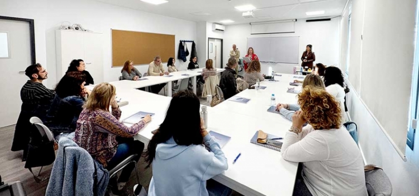 El Ayuntamiento de Tomares inaugura el curso de conserje-recepcionista para mayores de 45 años