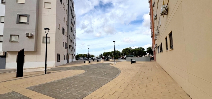 El Ayuntamiento de Tomares presta apoyo a las familias afectadas por el incendio del garaje de la Plaza de la Bruma