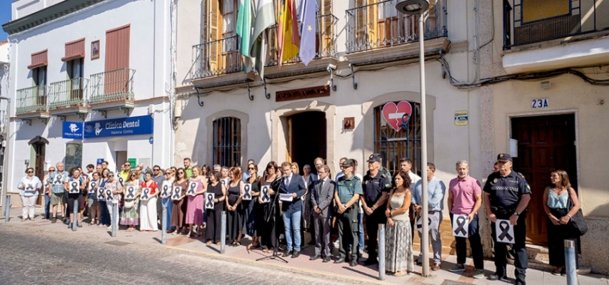 Mairena guarda un minuto de silencio y declara un día de luto oficial por el presunto asesinato de género ocurrido en el municipio
