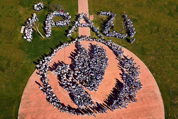 M&aacute;s de 1.200 escolares de Gines conmemoran el D&iacute;a de la Paz con un espectacular &lsquo;lip dub&rsquo;  en el Parque Municipal