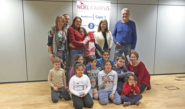 El pintor Manolo Cordero explica a los alumnos de  No&euml;l Campus de Huelva el proceso de creaci&oacute;n art&iacute;stica