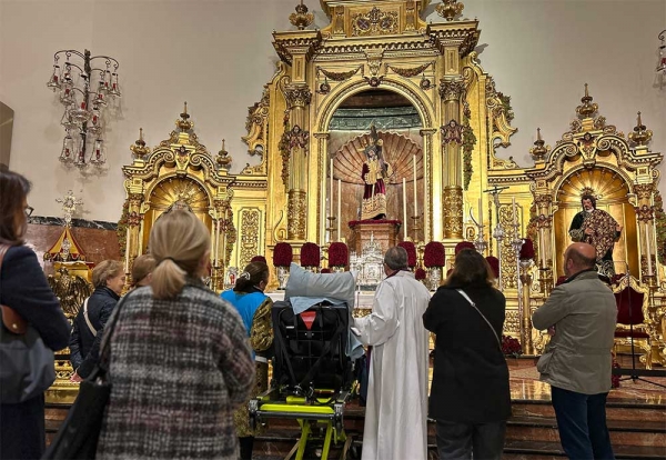 Un paciente del Hospital San Juan de Dios de Nervi&oacute;n visita en camilla al Gran Poder en su bas&iacute;lica