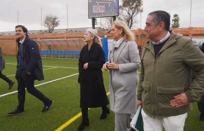 Patricia del Pozo visita el remodelado campo de f&uacute;tbol de Bormujos