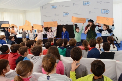 Los ni&ntilde;os de Tomares rinden homenaje a Gloria Fuertes en la Feria del Libro