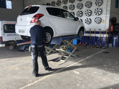 Los vecinos del Aljarafe apuran unos 10 mil kil&oacute;metros m&aacute;s de lo recomendado los neum&aacute;ticos de su veh&iacute;culo