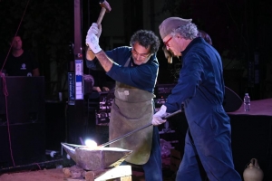 Noche m&aacute;gica en Tomares con la performance de clausura de la exposici&oacute;n "Muros: M&aacute;s all&aacute; de los l&iacute;mites", de Chiqui D&iacute;az