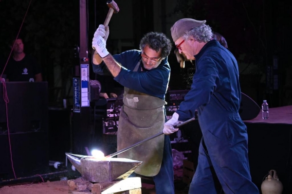 Noche m&aacute;gica en Tomares con la performance de clausura de la exposici&oacute;n "Muros: M&aacute;s all&aacute; de los l&iacute;mites", de Chiqui D&iacute;az
