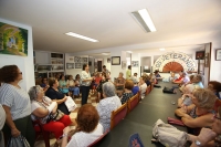 Audiocuentos y vídeos de relajación vía Whatsapp para acompañar a los mayores de Mairena