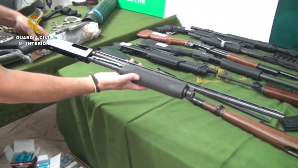 La Guardia Civil desmantela un importante dep&oacute;sito ilegal de armas y explosivos