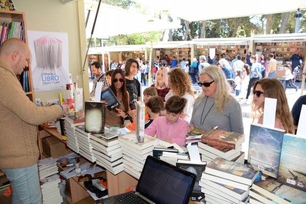 La Feria del Libro de Tomares se consolida como un referente cultural en Andaluc&iacute;a