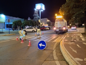 El Ayuntamiento de Mairena del Aljarafe renueva la pintura de las se&ntilde;ales horizontales de todo el municipio