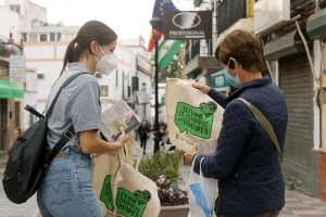 El Ayuntamiento de Tomares entrega bolsas reutilizables para reducir el uso de pl&aacute;stico y apoyar el comercio local