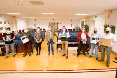 El Ayuntamiento de Mairena del Aljarafe entrega equipos inform&aacute;ticos a los centros de mayores