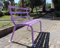 San Juan de Aznalfarache ti&ntilde;e sus bancos de violeta por la igualdad