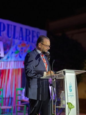 Sebasti&aacute;n Gallardo levanta al p&uacute;blico de La Algaba en su Preg&oacute;n de feria