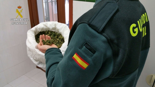 La Guardia Civil detiene a una pareja con 1,200 kilogramos de cogollos de marihuana