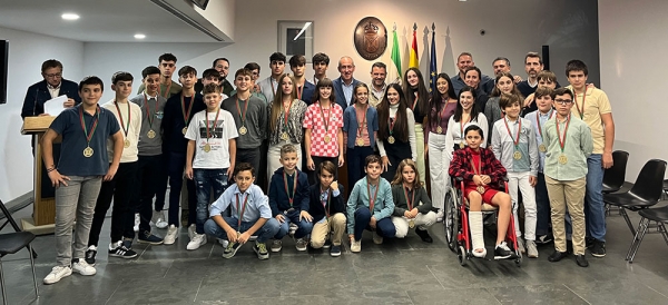 El Ayuntamiento de Tomares rinde homenaje a los medallistas de esgrima, patinaje art&iacute;stico y taekwondo de la localidad