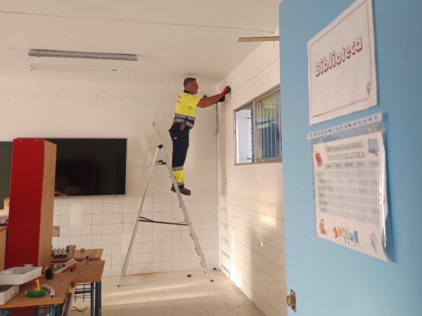 El Ayuntamiento de Hu&eacute;var trabaja para tener a punto el colegio nuevo para el nuevo curso escolar