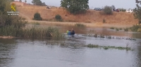 La Guardia Civil rescata a un conductor atrapado en el cauce de un río en Guillena