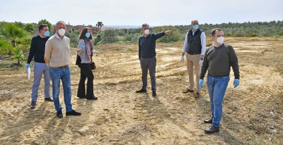 El Ayuntamiento de Tomares inicia las obras del quiosco-bar y de la mayor zona de juegos infantiles del municipio en el parque olivar del Zaudín