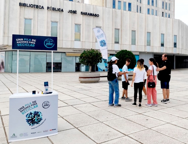 La campa&ntilde;a 'Una Pila de Razones' llega a Mairena del Aljarafe para concienciar sobre la importancia del reciclaje de los residuos de pilas y acumuladores