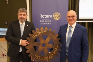 El presidente de Rotary Club Sevilla Corporate, Rafael Jim&eacute;nez, junto al conferenciante, el ur&oacute;logo Natalio Cruz.