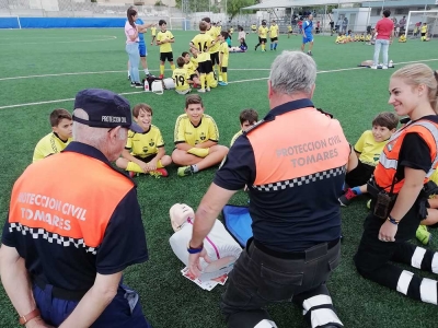 Tomares ense&ntilde;a a los peque&ntilde;os futbolistas a salvar vidas mediante masajes cardio-pulmonares