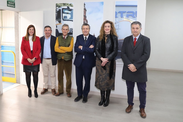 Surtruck muestra al alcalde de La Rinconada sus l&iacute;neas de fabricaci&oacute;n de I+D+i y los principales proyectos de crecimiento