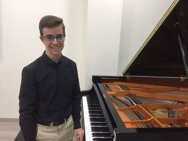 Alejandro de la Vega Rodr&iacute;guez ofrece ma&ntilde;ana una actuaci&oacute;n al piano en la Plaza Sant&iacute;simo Sacramento