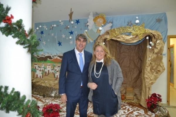 St. Mary's School reparte 40 cestas de Navidad a familias de la zona con La Caixa