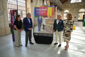 El cartel, obra del ilustrador sevillano Jos&eacute; Luis &Aacute;greda, reinterpreta la pel&iacute;cula Al final de la escapada de Jean-Luc Godard y sit&uacute;a a sus protagonistas en las Setas de la Encarnaci&oacute;n