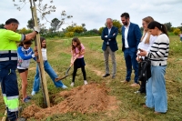 El Ayuntamiento de Tomares y Prezero impulsan un proyecto para plantar más de medio millar de árboles nuevos en el municipio