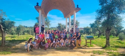 600 alumnos del Colegio Infanta Leonor de Tomares participan en una marcha saludable por el parque Olivar del Zaud&iacute;n