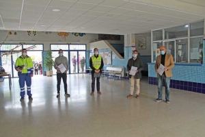 Samu y el ayuntamiento de Gelves entregan los primeros protocolos de actuaci&oacute;n frente al Covid a los centros de educativos de infantil, primaria y secundaria de la localidad
