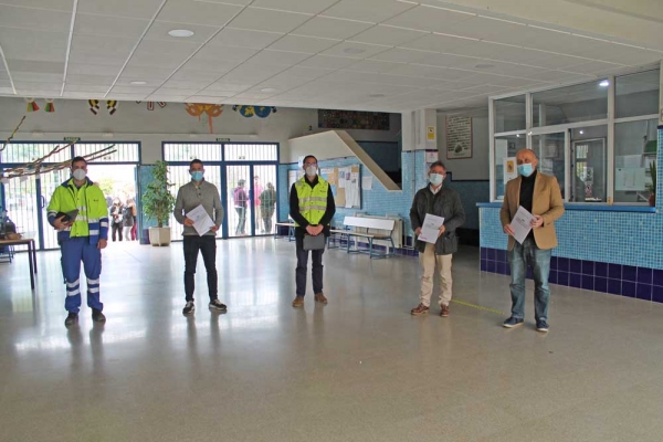 Samu y el ayuntamiento de Gelves entregan los primeros protocolos de actuaci&oacute;n frente al Covid a los centros de educativos de infantil, primaria y secundaria de la localidad
