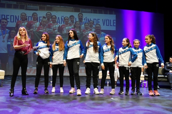La Consejer&iacute;a de Educaci&oacute;n y Deporte de la Junta homenajea al equipo alev&iacute;n femenino de voleibol de Tomares por su brillante trayectoria