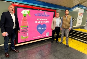 Junto al director comercial de Fabrienvaf Nuca, Javier Castro, figuran Roberto S&aacute;nchez, gestor de puntos de venta de la zona centro de El Milagrito, y a la izquierda el responsable de Expansi&oacute;n, F&eacute;lix Calvo.