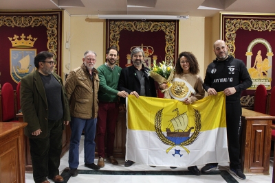 El alcalde de Coria del R&iacute;o recibe a la campeona del mundo de Muay Thay, Lara Fern&aacute;ndez