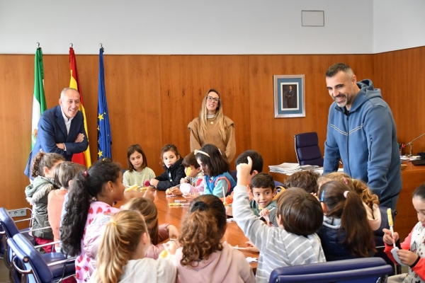 Los escolares de Tomares visitan el Ayuntamiento del municipio para ver cómo funcionan