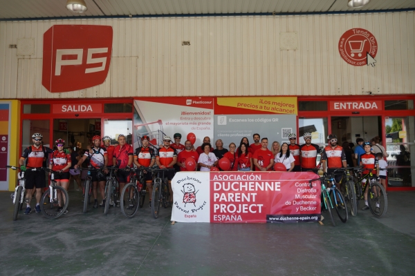 Plasticosur recauda 1720 euros para la Distrofia Muscular de Duchenne y fue la meta de una vuelta ciclista del Aljarafe