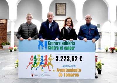 El Ayuntamiento de Tomares entrega lo recaudado en la XI Carrera Solidaria a la Asociación Española Contra el Cáncer