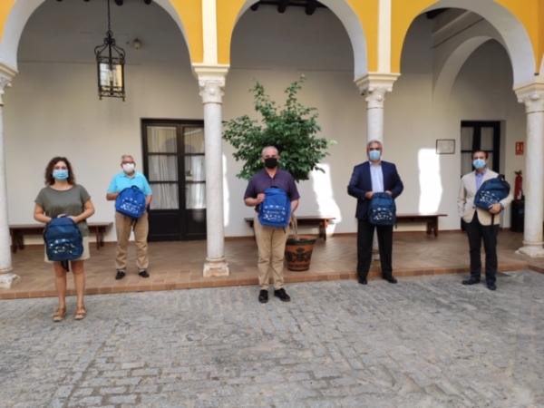 La fundación y obra social la Caixa entrega material escolar al ayuntamiento de Olivares para familias en situación de vulnerabilidad