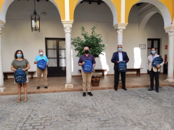 La fundaci&oacute;n y obra social la Caixa entrega material escolar al ayuntamiento de Olivares para familias en situaci&oacute;n de vulnerabilidad