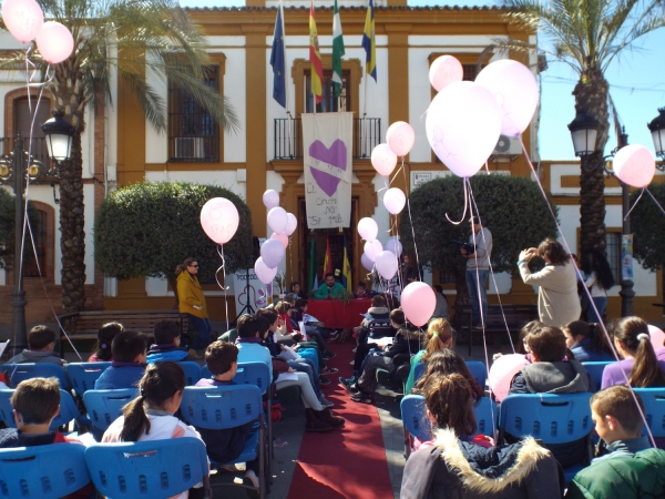 Los escolares de Gines se comprometen con la Igualdad  en un llamativo pleno infantil